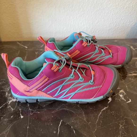 KEEN Bright Pink Closed Toe CNX Shoe - BIG Girls US 5 - Picture 2 of 5